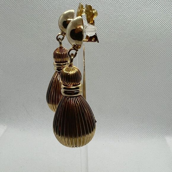 Gold Tone Fluted Teardrop Dangle Clip On Earrings Runway Fabulous Statement Drag - Picture 3 of 6